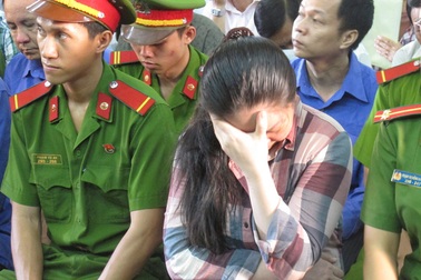 Kiều nữ “hạ gục” hàng chục cán bộ hải quan