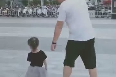 Khoảnh khắc cực đáng yêu khi bé gái giận dỗi bố