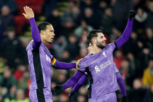 Thắng trận đầy tranh cãi, Liverpool bám sát Arsenal