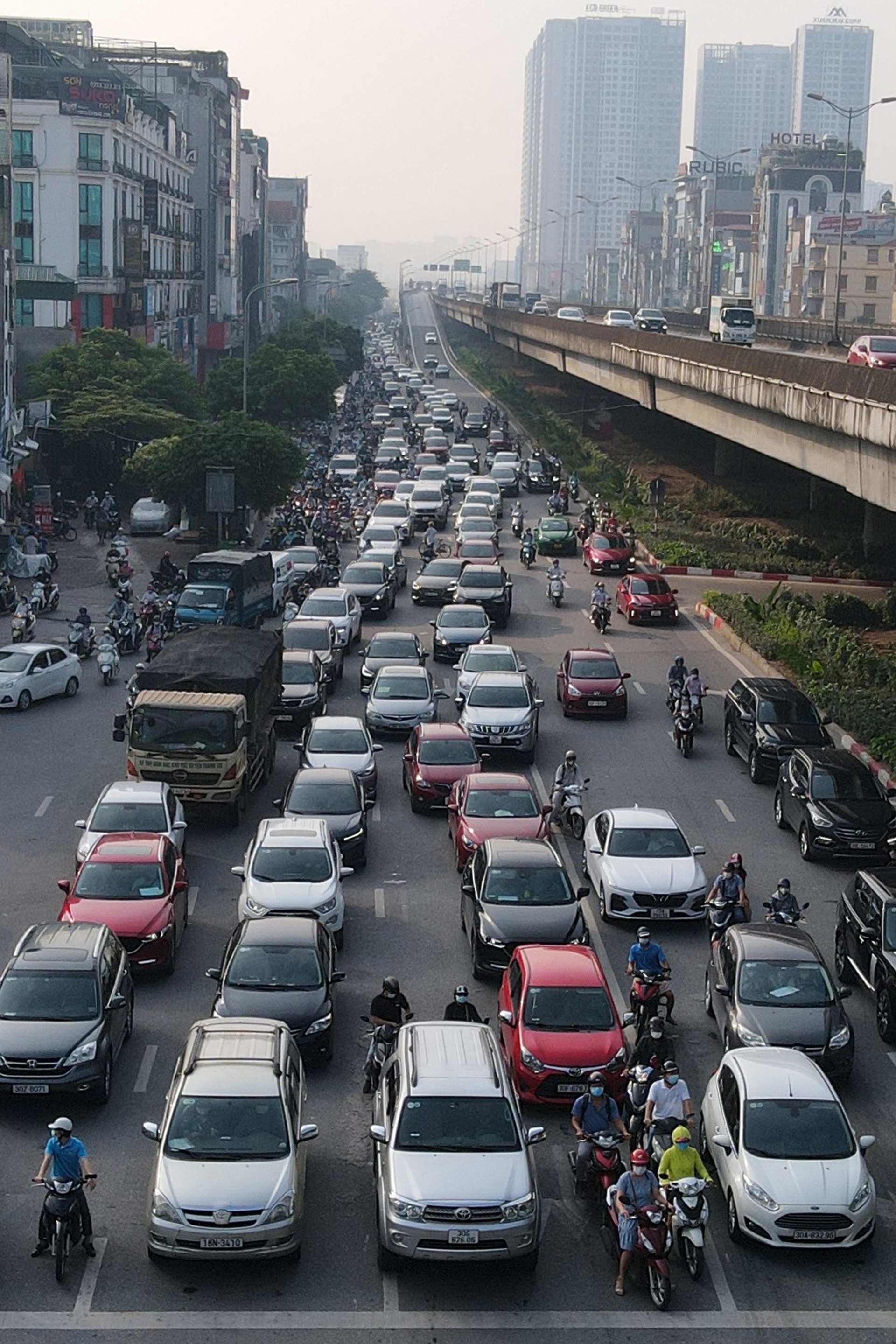 Đường phố tấp nập xe cộ sau khi TP Hà Nội bỏ quy định giấy đi đường - 10 Đường phố tấp nập xe cộ sau khi TP Hà Nội bỏ quy định giấy đi đường - 10