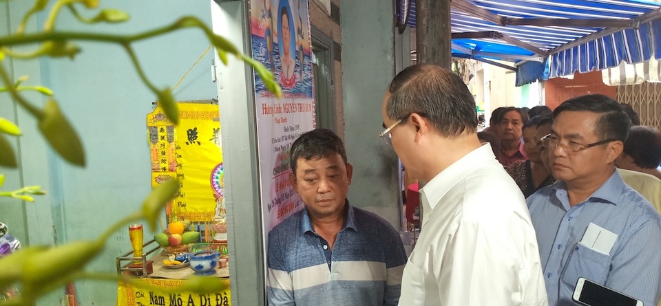 Bí thư TPHCM viếng đám tang cháu bé bị cây phượng đè tử vong - 1 Bí thư TPHCM viếng đám tang cháu bé bị cây phượng đè tử vong - 1