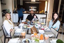 Conor McGregor “quẩy” tới bến trên siêu du thuyền cùng bạn gái xinh đẹp