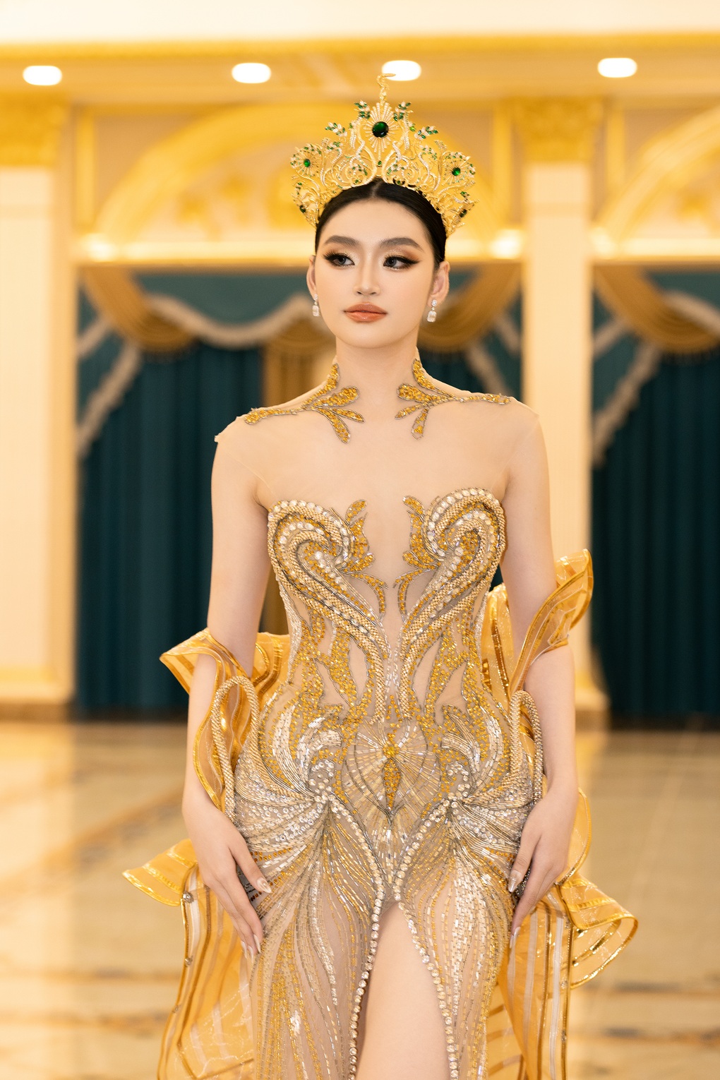 Hoa hậu Yến Nhi diện dạ hội xẻ cao, để lộ chi tiết kém duyên trên sân khấu - 1 Hoa hậu Yến Nhi diện dạ hội xẻ cao, để lộ chi tiết kém duyên trên sân khấu - 1