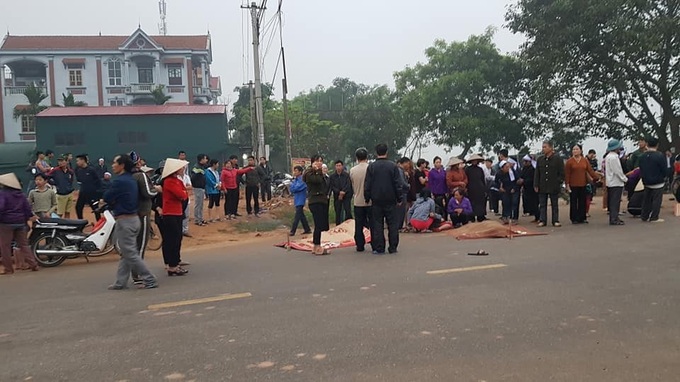 Vụ xe khách lao vào đoàn người đưa tang: Đã có 7 người tử vong, tài xế đã trình diện - Ảnh 3. Vụ xe khách lao vào đoàn người đưa tang: Đã có 7 người tử vong, tài xế đã trình diện - Ảnh 3.