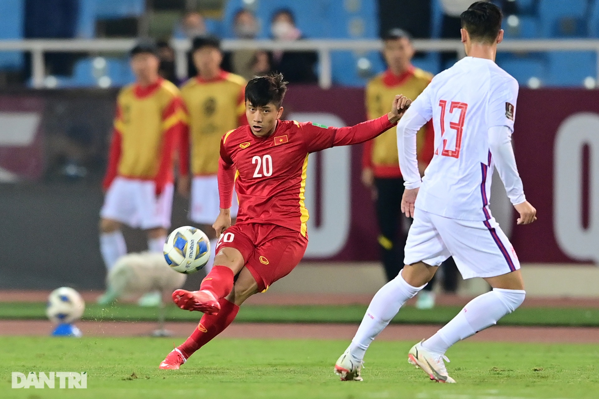 CĐV quá khích cầm cờ lao xuống sân ăn mừng cùng đội tuyển Việt Nam - 6 CĐV quá khích cầm cờ lao xuống sân ăn mừng cùng đội tuyển Việt Nam - 6