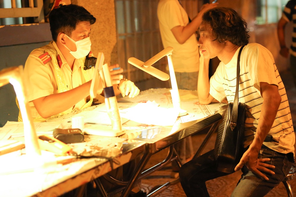 Chở giúp khách Tây say xỉn qua chốt CSGT, tài xế bị phạt 4,5 triệu đồng - 3