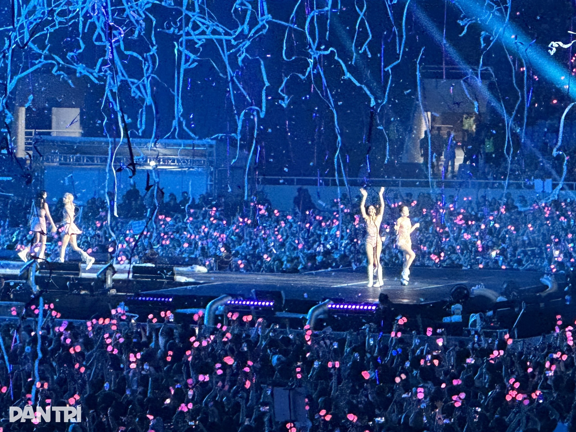 Blackpink chiều lòng khán giả Việt trong đêm nhạc 30.000 người xem - 9 Blackpink chiều lòng khán giả Việt trong đêm nhạc 30.000 người xem - 9