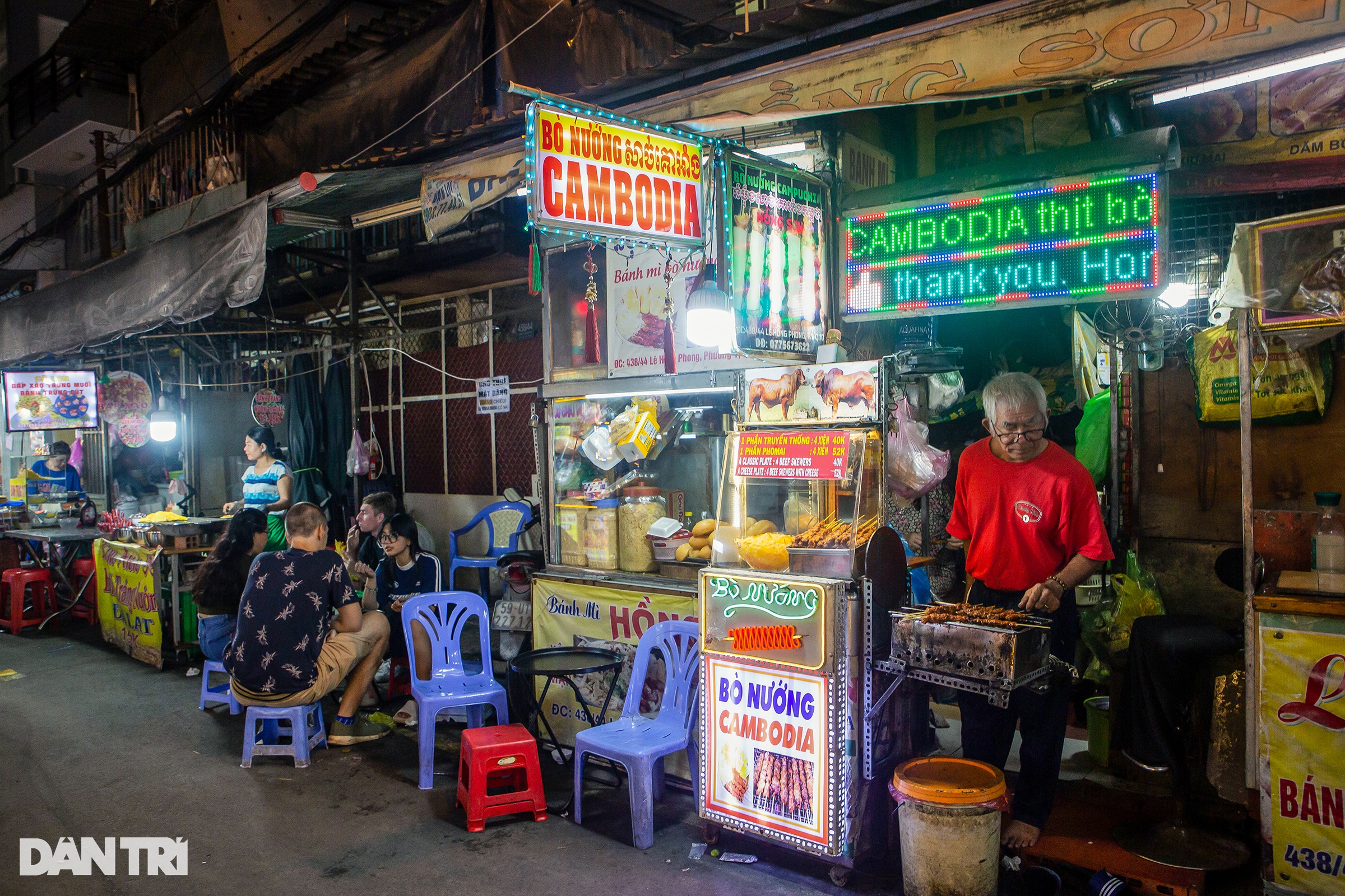 Từ hẻm chợ nhỏ trở thành phố ẩm thực kín khách ngày đêm ở TPHCM - 2 Từ hẻm chợ nhỏ trở thành phố ẩm thực kín khách ngày đêm ở TPHCM - 2