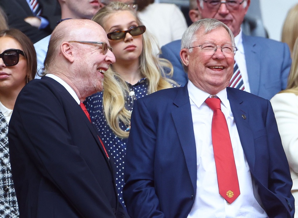 Biểu cảm chán chường của Sir Alex và Beckham khi Man Utd thua Man City - 7 Biểu cảm chán chường của Sir Alex và Beckham khi Man Utd thua Man City - 7