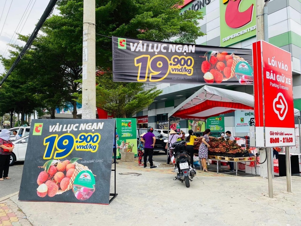 Vải thiều 20.000 đồng/kg, người Sài Gòn “đổ xô” mua ủng hộ nông dân - 4 Vải thiều 20.000 đồng/kg, người Sài Gòn “đổ xô” mua ủng hộ nông dân - 4