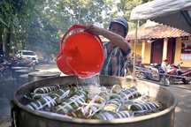 Người dân TPHCM gói bánh tét, hát động viên miền Trung vượt lũ