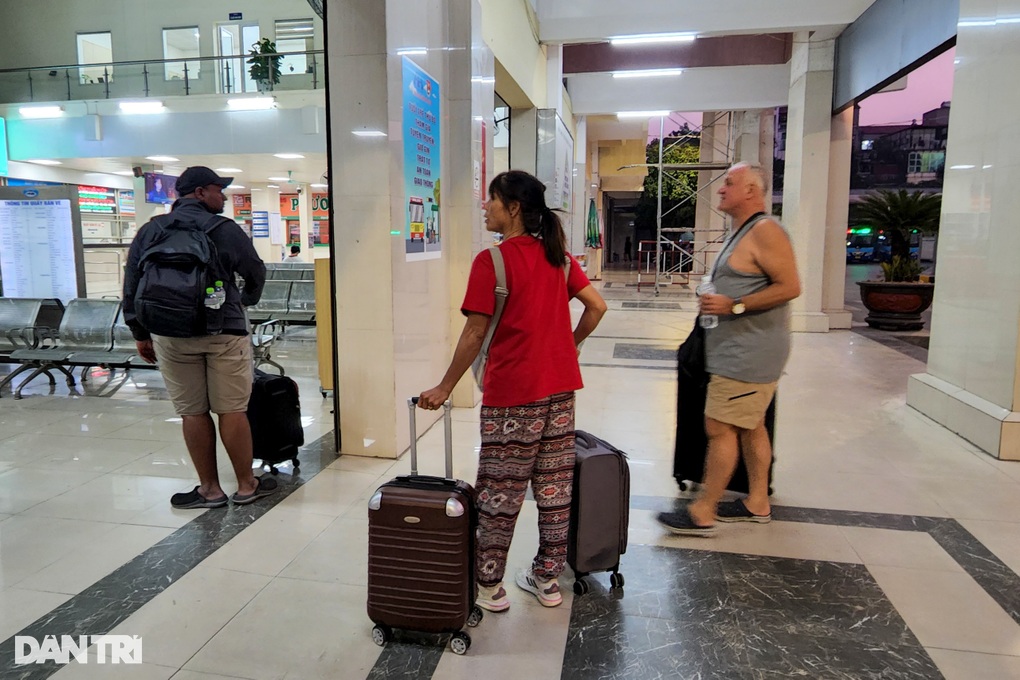 Nhà xe không tăng giá, người dân yên tâm về quê nghỉ Tết dương lịch - 4 Nhà xe không tăng giá, người dân yên tâm về quê nghỉ Tết dương lịch - 4