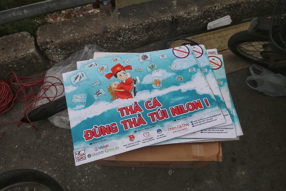 Người Hà Nội văn minh mang xô chậu đi thả cá chép, không thả túi nilon - 4 Người Hà Nội văn minh mang xô chậu đi thả cá chép, không thả túi nilon - 4
