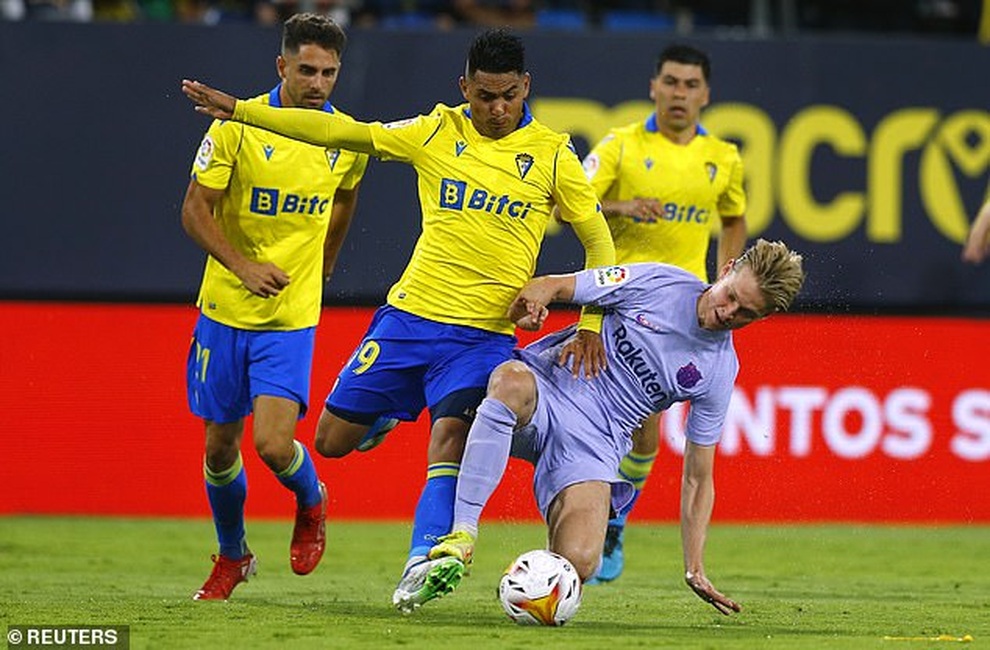 HLV Koeman và De Jong nhận thẻ đỏ, Barcelona tiếp tục gây thất vọng - 1