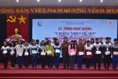 Quảng Trị: Trao hơn 900 suất học bổng “Chắp cánh ước mơ” cho học sinh nghèo vượt khó