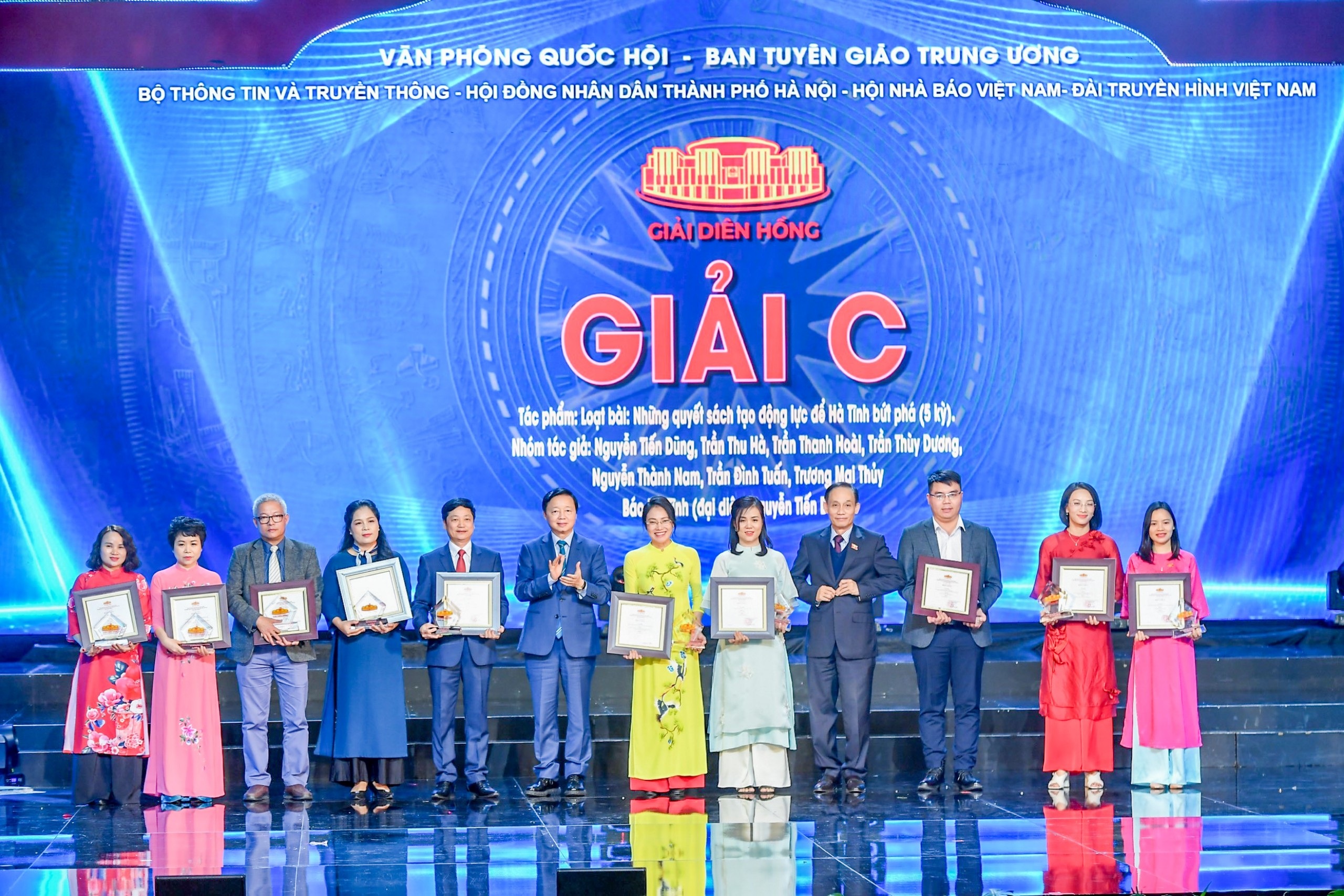 កាសែត Dan Tri ឈ្នះពាន C នៃពានរង្វាន់ Dien Hong - ៣ Báo Dân trí đoạt Giải C Giải Diên Hồng - 3