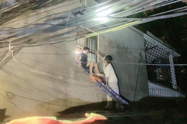 Khoảnh khắc cưa cửa sổ, giải cứu gia đình 7 người mắc kẹt ở Thái Nguyên