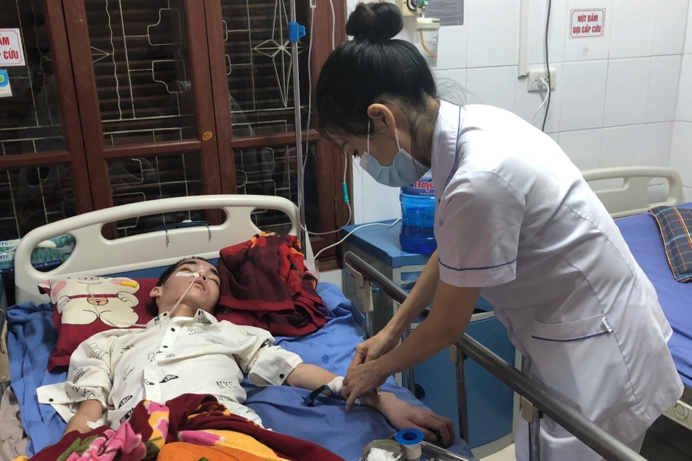 Nhói lòng cảnh người mẹ cầu xin sự sống cho con trai sau vụ tai nạn - 2 Nhói lòng cảnh người mẹ cầu xin sự sống cho con trai sau vụ tai nạn - 2