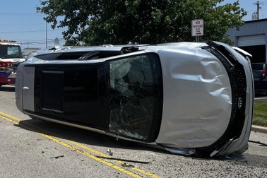 Ve sầu "quấy rối" tài xế, ô tô lật nghiêng giữa đường vì lý do khó tin