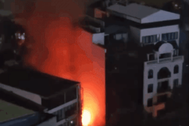 Hà Nội: Cháy quán ăn ở phố Dịch Vọng Hậu lúc nửa đêm