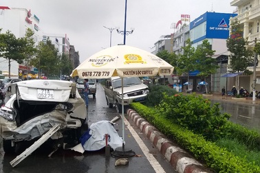 Nhân viên rửa xe lùi ô tô cán chết một thiếu niên, tông trúng xe biển xanh