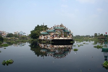 Miếu nổi giữa lòng Sài Thành