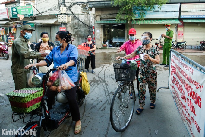 Một số chợ Hà Nội áp dụng &quot;tem phiếu&quot; ngày chẵn, lẻ - Ảnh 1.