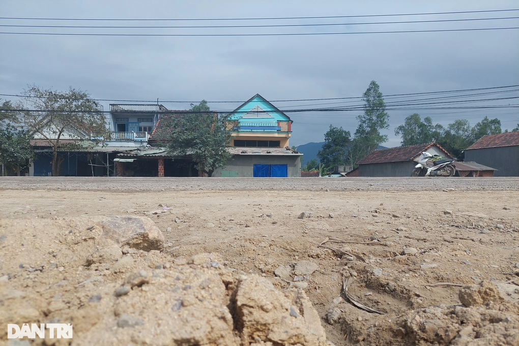 Nâng cấp đường, nhà dân biến thành hầm: Thi công đúng thiết kế! - 1 Nâng cấp đường, nhà dân biến thành hầm: Thi công đúng thiết kế! - 1