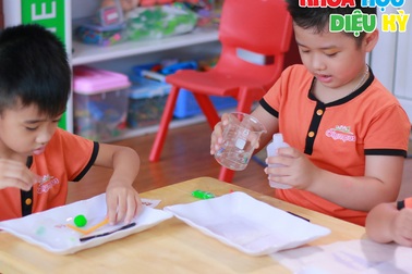 Thúc đẩy khả năng khám phá bản thân của trẻ thông qua khoa học