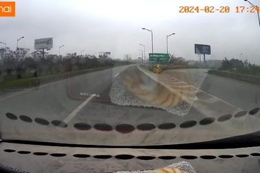 Ô tô chạy ngược chiều trên cao tốc còn giương pha gây lóa mắt