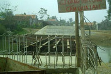 Lãnh đạo Nghệ An phân bua về cây cầu “bò xổm”