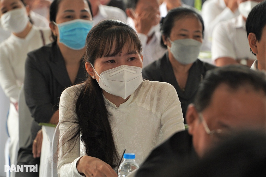 Người thân rơi nước mắt tại lễ tưởng niệm cán bộ, chiến sĩ mất do Covid-19 - 2