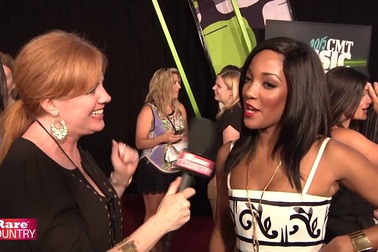 Mickey Guyton tươi tắn trong sự kiện