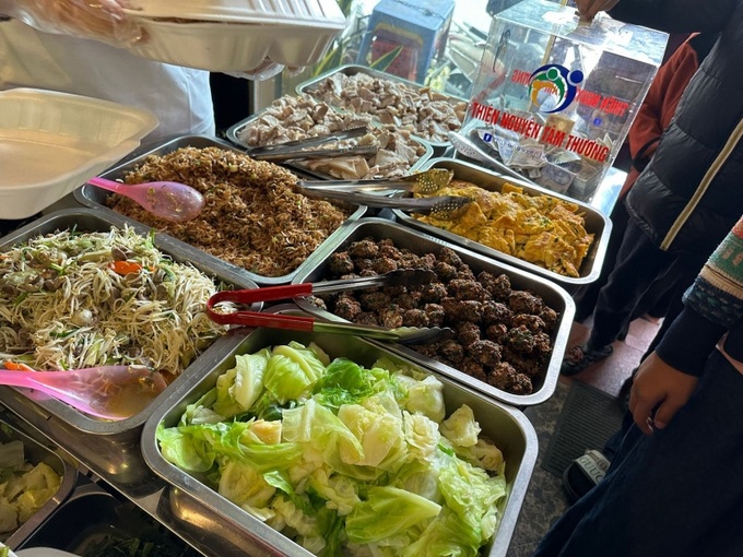 Những món ăn đậm hương vị Việt Nam ấm lòng người lao động trong những ngày đông lạnh.