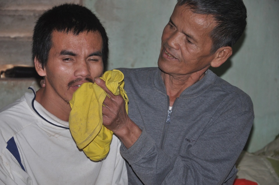 Xót thương 3 đứa trẻ thèm khát được nhìn thấy bố mẹ trở về... - 3 Xót thương 3 đứa trẻ thèm khát được nhìn thấy bố mẹ trở về... - 3