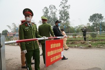 Lực lượng chức năng thực hiện phong tỏa, cách ly tại tâm dịch Sơn Lôi