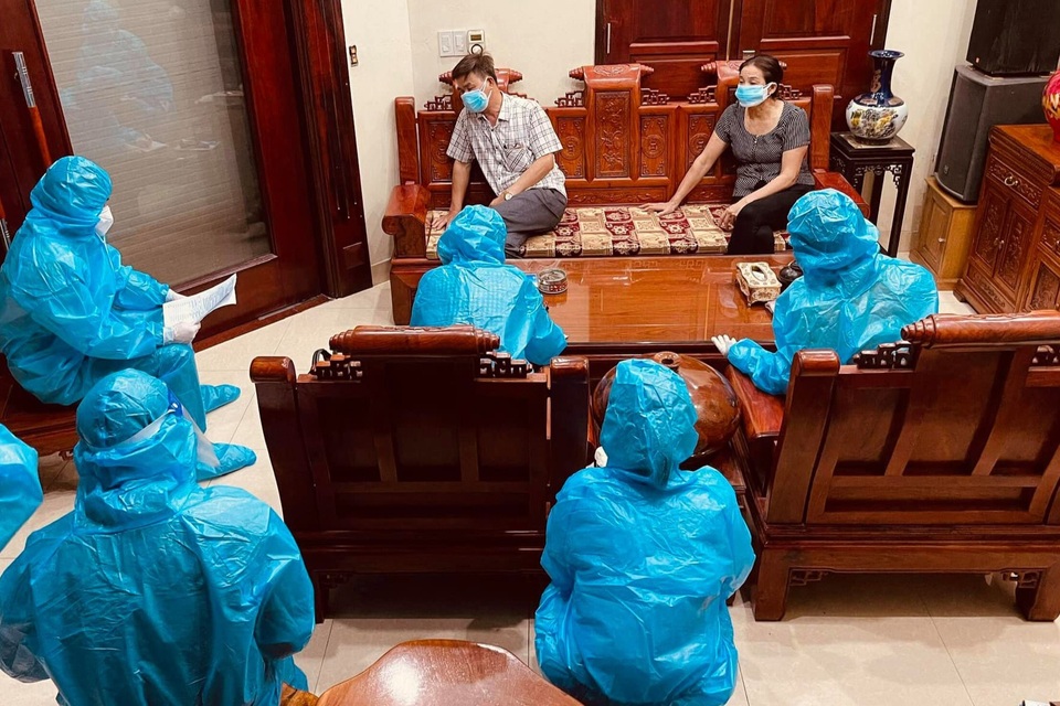 Xử phạt y sĩ tự tiêm truyền cho 2 người có triệu chứng mắc Covid-19 - 1 Xử phạt y sĩ tự tiêm truyền cho 2 người có triệu chứng mắc Covid-19 - 1