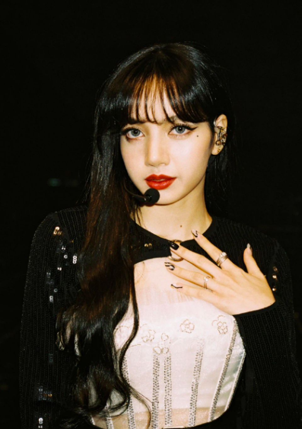 Bất ngờ với hình ảnh gợi cảm của Lisa (Blackpink) - 5 Bất ngờ với hình ảnh gợi cảm của Lisa (Blackpink) - 5