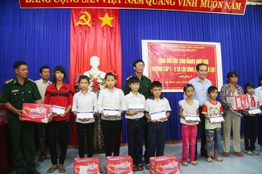 Trao 20 suất học bổng đến học sinh nghèo vùng biển