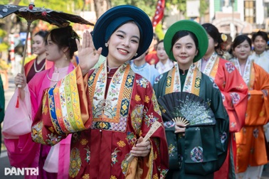 Hơn 1.000 người diễu hành cổ phục, khoe sắc rực rỡ quanh hồ Hoàn Kiếm
