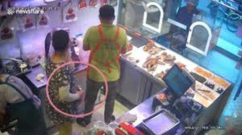 Nữ khách hàng ăn trộm vịt quay giấu trong quần - 1 Nữ khách hàng ăn trộm vịt quay giấu trong quần - 1