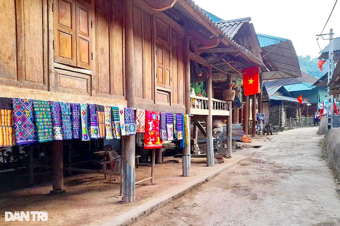 Khởi sắc ở làng nghề dệt ra những sản phẩm đẹp như tranh vẽ - 1 Khởi sắc ở làng nghề dệt ra những sản phẩm đẹp như tranh vẽ - 1