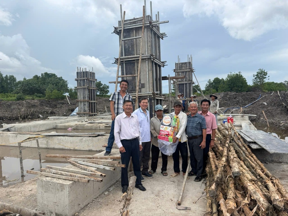 Ngành điện miền Nam xuyên lễ trên những công trình lưới điện - 8 Ngành điện miền Nam xuyên lễ trên những công trình lưới điện - 8