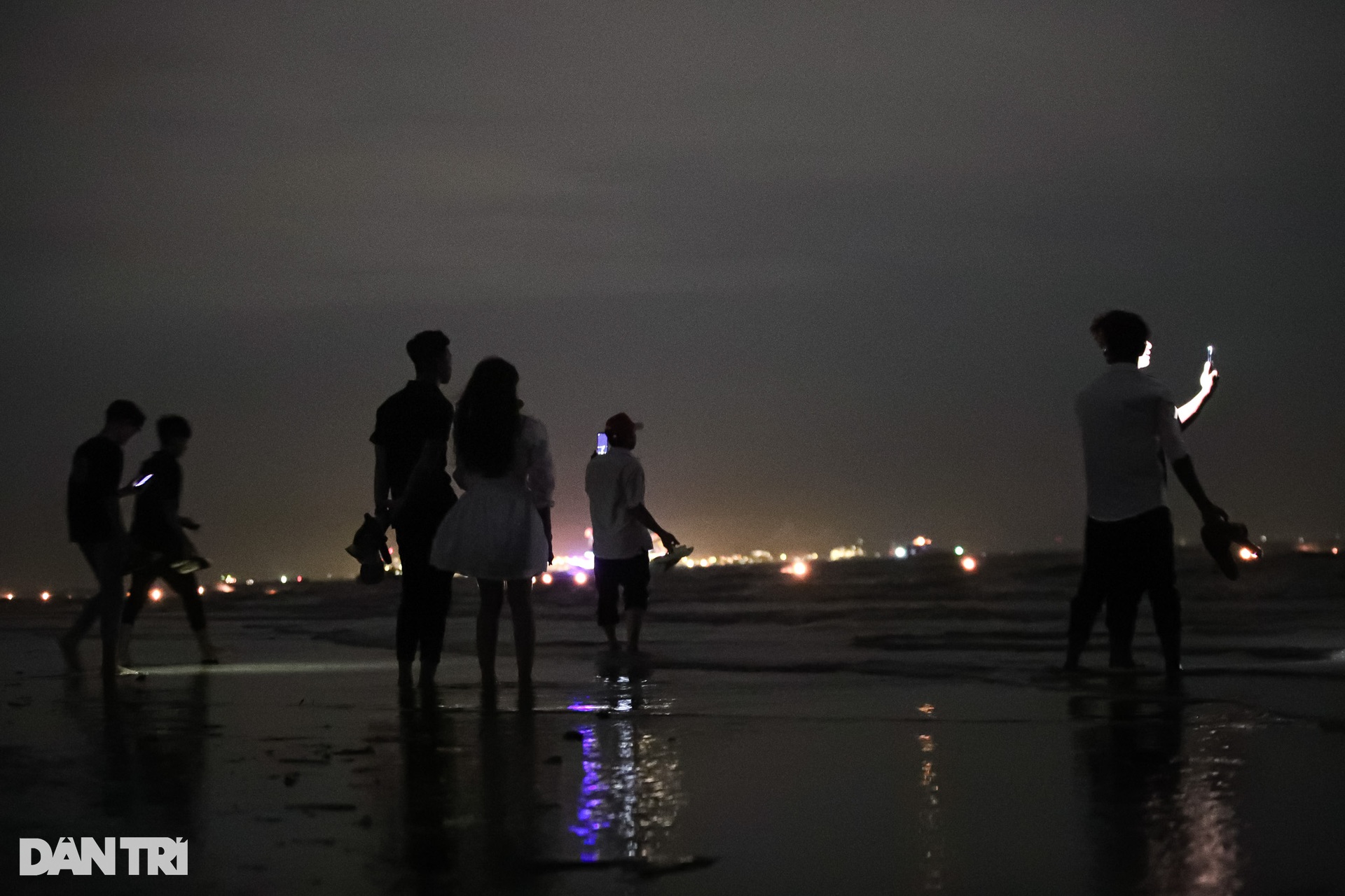 Hàng nghìn người dân đổ về bãi biển Cần Giờ xem thả hoa đăng - 7 Hàng nghìn người dân đổ về bãi biển Cần Giờ xem thả hoa đăng - 7