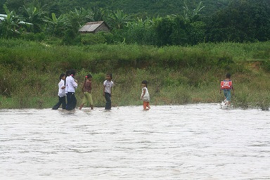 Trước mắt sẽ hỗ trợ ghe và phao cho dân