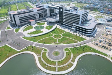 Bệnh viện 1.700 tỷ đồng xây 18 năm, đẹp như khách sạn, có sân đỗ trực thăng