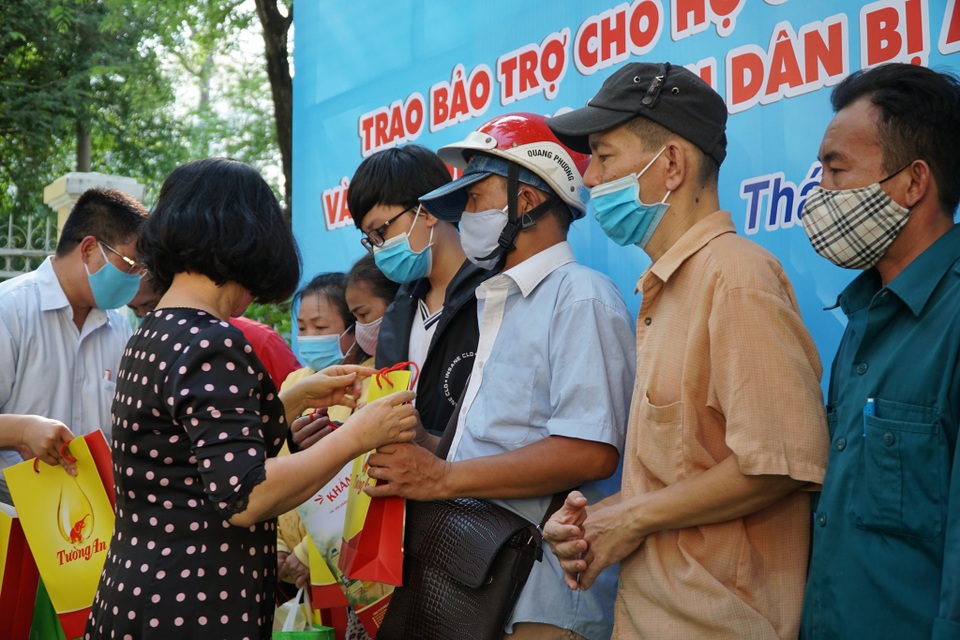 TPHCM: Hơn 400 triệu đồng hỗ trợ người dân gặp khó khăn vì dịch Covid-19 - 2 TPHCM: Hơn 400 triệu đồng hỗ trợ người dân gặp khó khăn vì dịch Covid-19 - 2