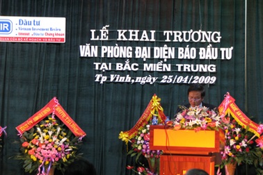 Báo Đầu tư tặng 40 triệu đồng cho Hội khuyến học TP Vinh