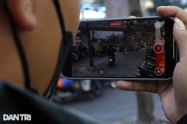 "Chụp hình, lĩnh thưởng"