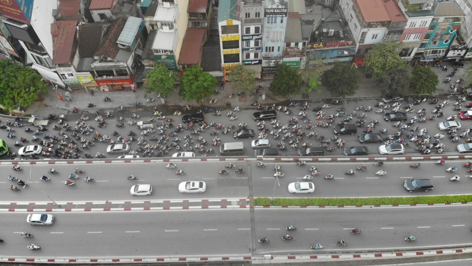 Học sinh được đến trường, “đặc sản” tắc đường trở lại Hà Nội - 8 Học sinh được đến trường, “đặc sản” tắc đường trở lại Hà Nội - 8